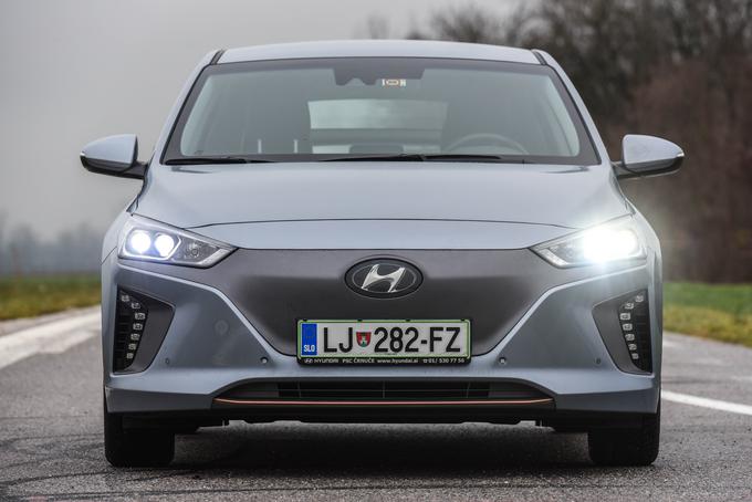 Hyundai za svojega ioniqa, ki je dobil zelo dobre ocene, pripravlja večjo baterijo in s tem odgovor tudi na nissana leafa. Hyundai bo še letos v Slovenijo pripeljal tudi električni crossover hyundai kona electric. | Foto: Gašper Pirman