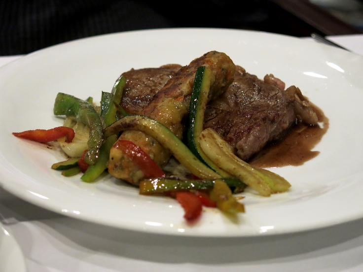 Avstralski ribeye s kruhovim narastkom in zelenjavo | Foto: Miha First