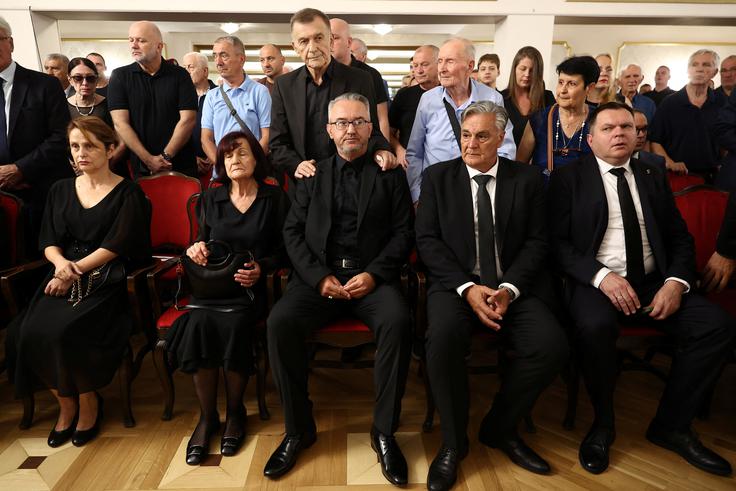 Žena Bosiljka, sin Darko in predsednik Republike Srbske Siniša Karan na spominski slovesnosti za Ratka Mladića v Beogradu.  | Foto: Reuters