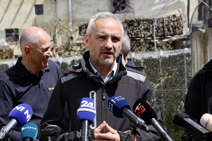 Janez Cigler Kralj | Minister za kmetijstvo Janez Cigler Kralj je po današnjem ogledu požarišča v izjavi za medije poudaril hvaležnost, da so vsi člani družine ostali živi, prav tako se je zahvalil vsem, ki so priskočili na pomoč. | Foto STA
