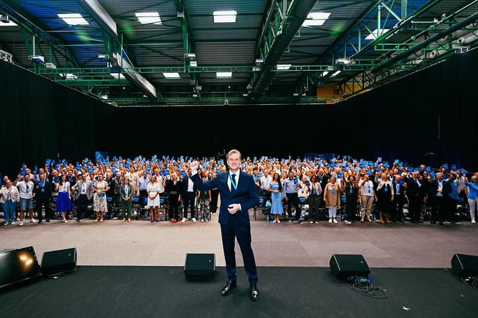 Kongres GS | "V svetu, ki je poln izzivov in negotovosti, smo prav v Sloveniji dokazali, da lahko z dialogom, vključevanjem različnih mnenj, znanjem, odločnostjo in sočutjem ustvarjamo močno skupnost, ki je pravičnejša, bolj inovativna in odporna na preizkušnje sodobnega časa," je v svojem govoru poudaril predsednik vlade Robert Golob. | Foto Gibanje Svoboda/Facebook