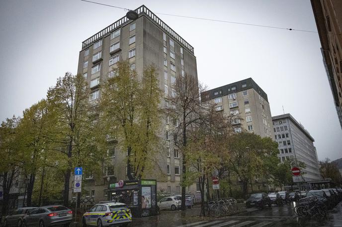 Cigaletova 8 | "Pomemben del tveganja predstavljajo tudi povojne večstanovanjske stavbe, zgrajene med letoma 1945 in 1963,” pojasnjuje doc. dr. Simon Petrovčič z Univerze v Ljubljani, strokovnjak za potresno utrjevanje večstanovanjskih stavb iz tega obdobja. | Foto Ana Kovač