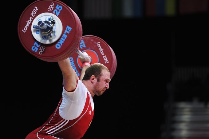 ... in ruski dvigovalec uteži Aleksander Ivanov, ki se je v Londonu veselil srebrne olimpijske medalje. | Foto: Getty Images