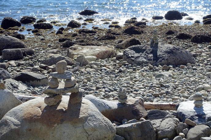 kamniti stolpci | Pustimo naravo takšno, kot je, divjo, tiho, neokrnjeno. Če že želimo nekaj ustvariti, naj bo to spoštovanje do prostora, ne stolpič iz kamnov. | Foto Guliverimage