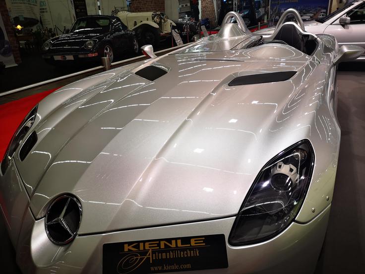 Mercedes-benz SLR stirling moss. Avtomobil je bil produkt sodelovanja Mercedesa in McLarna. Izjemen športni avtomobil poganja 5,4-litrski motor V8 z močjo 650 'konjev'. Čeprav nima vetrobranskega stekla in strehe, je homologiran za cestno uporabo. Izdelali so jih vsega 75. V zadnjih desetih letih se je vrednost takih avtomobilov potrojila. | Foto: Gregor Pavšič