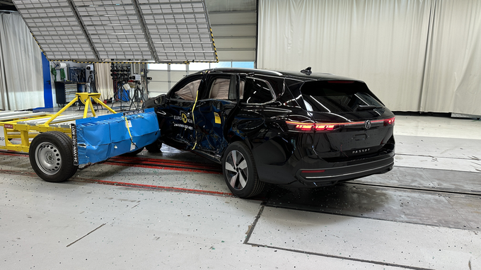 Volkswagen passat si je rezultat delil s škodo superb. | Foto: EuroNCAP