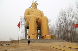 Skoraj 37-metrski spomenik komunističnemu vodji, ki so ga postavili bogataši