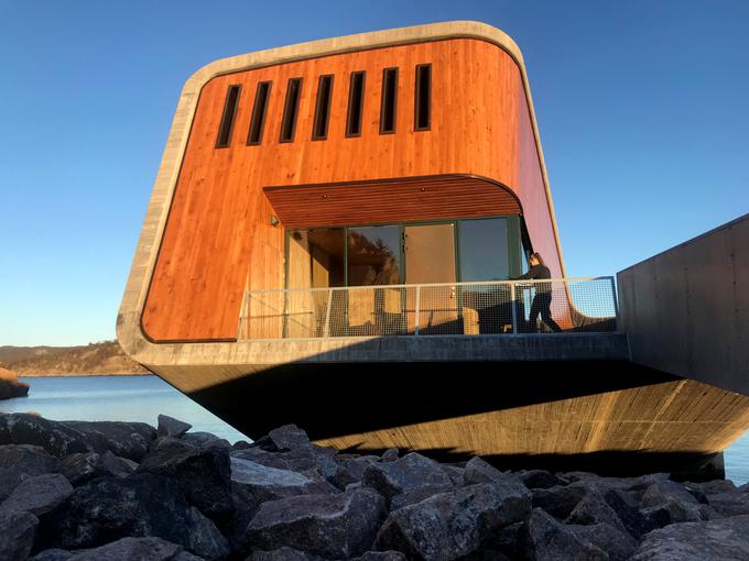 Podvodno restavracijo Under in raziskovalni center so na jugu Norveške zasnovali v norveškem arhitekturnem biroju Snoehetta, kjer se podpisali tudi pod opero v Oslu in spomenik na napade 11. septembra v New Yorku. | Foto: Reuters