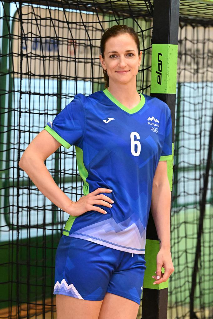 Z novimi dresi bodo na olimpijskem turnirju v Franciji nastopile tudi slovenske rokometašice. Modrega je na tej fotografiji oblekla Ana Gros.  | Foto: RZS
