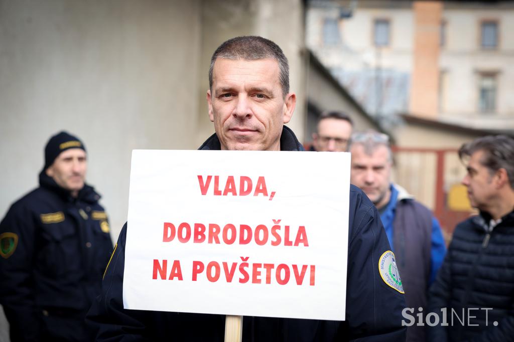 Protest pravosodnih policistov na Povšetovi