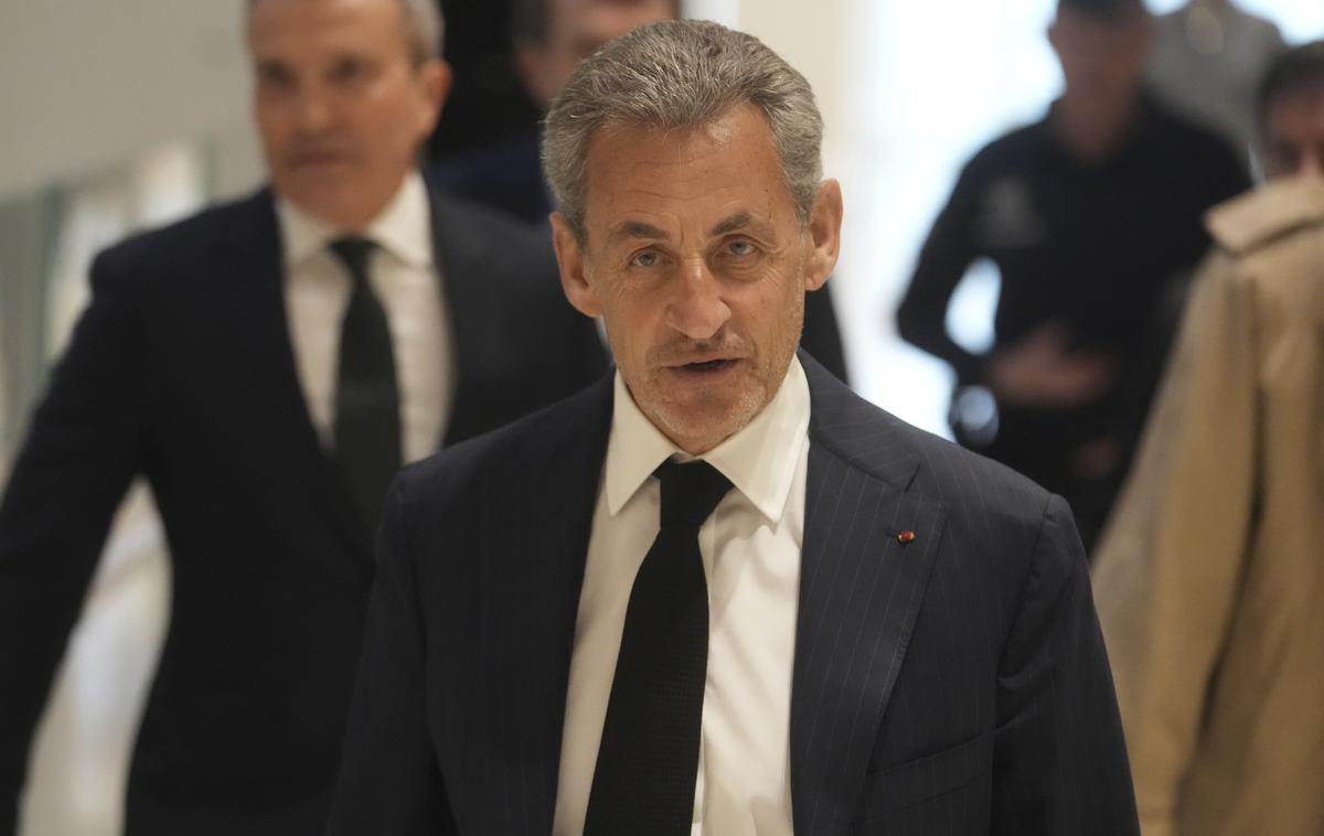 Nicolas Sarkozy | Kljub temu da so Sarkozyju odstranili zapestnico, pa mora pristojnim oblastem javiti vse poti v tujino, se odzivati na pozive na sodišče in omogočiti obiske uradnikov, ki preverjajo njegovo prestajanje pogojne kazni. | Foto Guliverimage