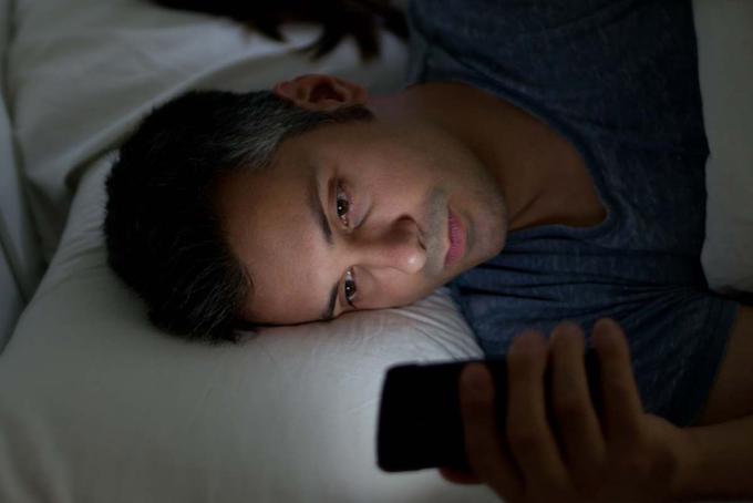 Modro-bela svetloba računalniškega ali telefonskega zaslona zavira izločanje hormona melatonina, ki človeku pove, da je zaspan.  | Foto: Thinkstock