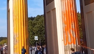 Podnebni aktivisti Brandenburška vrata poškropili z barvo, policija pridržala 14 ljudi