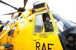 Princ William na krovu helikopterja, ki je rešil dva irska mornarja