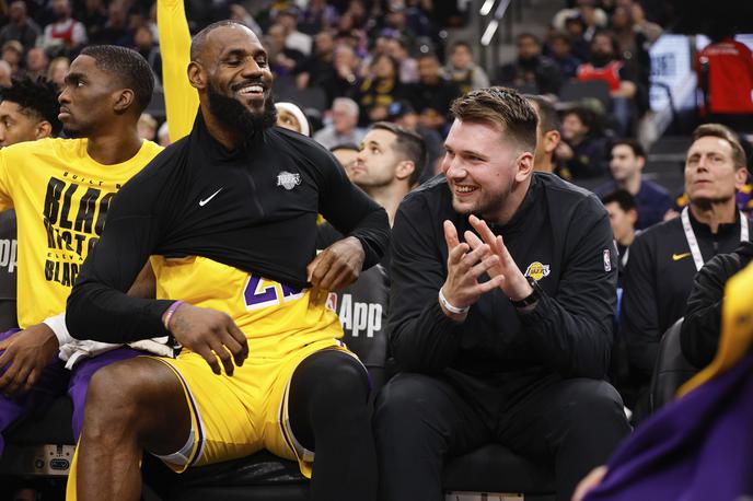 Luka Dončić LeBron James | Luka Dončić je tekmo svojih novih soigralcev, Los Angeles Lakers, sproščeno spremljal povsem od blizu. | Foto Guliverimage