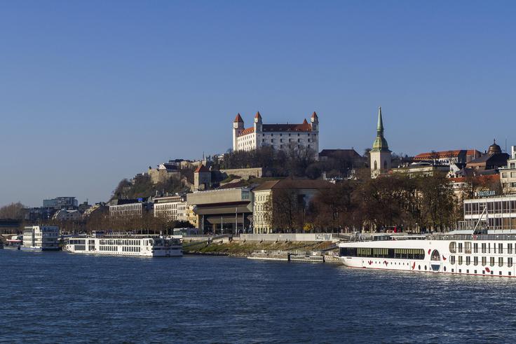 V češčini in slovaščini je reka Donava Dunaj. Češka oziroma slovaška oblika je verjetno izpeljana iz germanske oblike Dona ali Donu (zdaj nemško Donau). To verjetno dokazuje, da Slovani, ki so poselili območje severno od Donave, niso več poznali praslovanskega au, ampak se je ta preoblikoval v glas o: germanska Dona/Donu je tako najprej postala Dona(j), nato pa Dunaj. Slovenci smo to ime prevzeli le za ime mesta Dunaj, v prekmurščini pa je tudi znana oblika Dunaj za reko Donavo. Na fotografiji: Bratislava ob reki Donavi. | Foto: Guliverimage