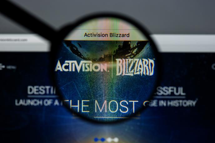 Activision Blizzard | Ameriški računalniški velikan Microsoft je januarja letos napovedal, da bo za 68,7 milijarde dolarjev kupil razvijalca videoiger Activision Blizzard. To ne bi bil le daleč najdražji korporativni prevzem v zgodovini industrije videoiger – prejšnji rekorder Zynga je bil prodan za kar 55 milijard dolarjev manj –, temveč tudi eden največjih sploh. Že enajstmesečno sago o Microsoftovi pripojitvi Activision Blizzarda so zaznamovale predvsem kritike. | Foto Shutterstock