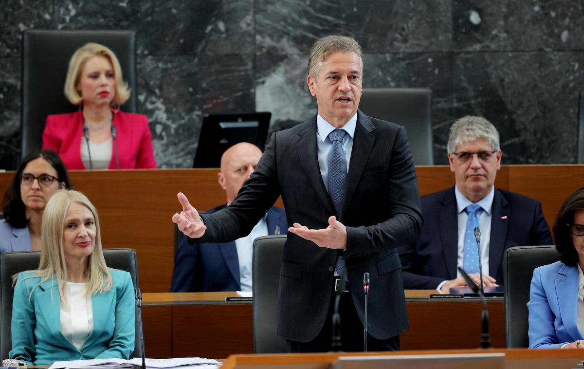 Robert Golob | Redno junijsko plenarno zasedanje se bo danes začelo s poslanskimi vprašanji predsedniku vlade Robertu Golobu. | Foto STA
