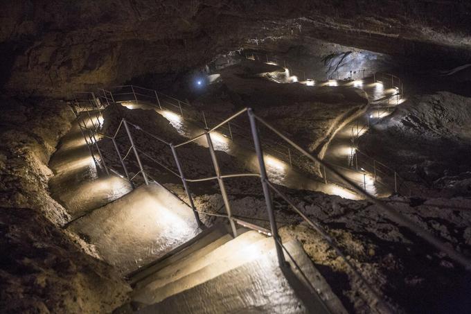 V več milijonov let starih jamah je zdaj na voljo okoli 3000 metrov turističnih in okoli 500 stopnic. Vseh turističnih poti skupaj je za 12 kilometrov. | Foto: 