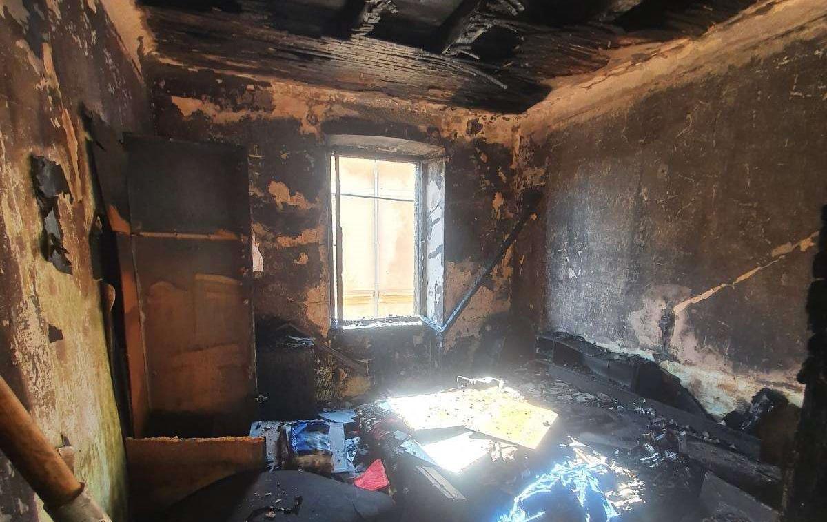 Posledice požara v večstanovanjski hiši v Izoli | Foto STA