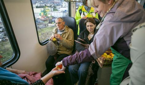 Zakaj so potniki na slovenskih vlakih prejeli jabolko in med?