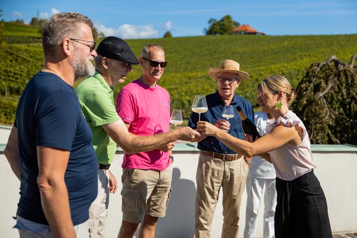 Med obiskom kleti Katarina Furman gostom ne ponuja le vina, temveč razgled na pokrajino, spomine in zgodbe, ki se v vsakem požirku za trenutek ustavijo v času. | Foto: arhiv Zlati grič