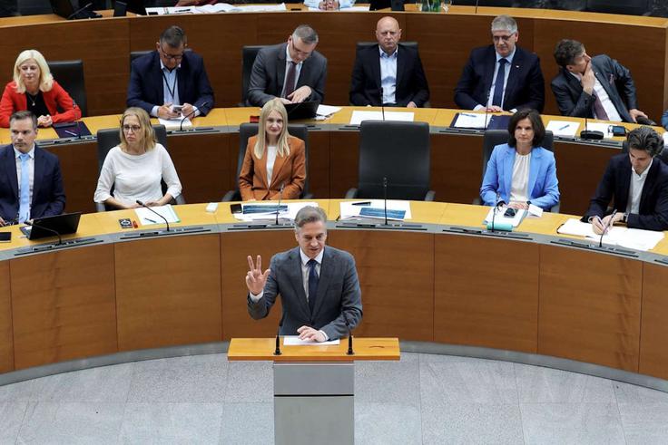 Poslanci SDS so interpelacijo vložili zaradi premierjeve izjave, da je druga vlada Janeza Janše leta 2012 ob izpeljavi tedanje pokojninske reforme pomembno znižala odmerni odstotek za izračun pokojninske osnove. Iz tega po Golobovih besedah izhaja problem zdajšnjih upokojencev.  | Foto: STA
