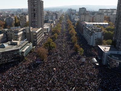 V Novem Sadu se na shodu ob obletnici padca nadstreška zbirajo množice