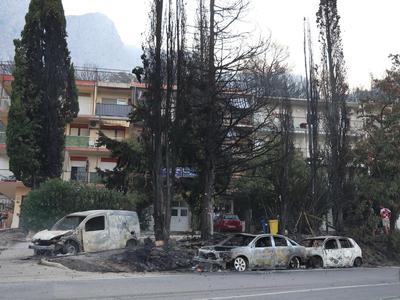 Opustošenje v Omišu: požar divjal celo noč, zgoreli avtomobili in hiše #foto #video
