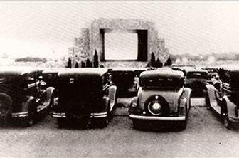 Od tridesetih let so ljudje lahko filme gledali v avtomobilih