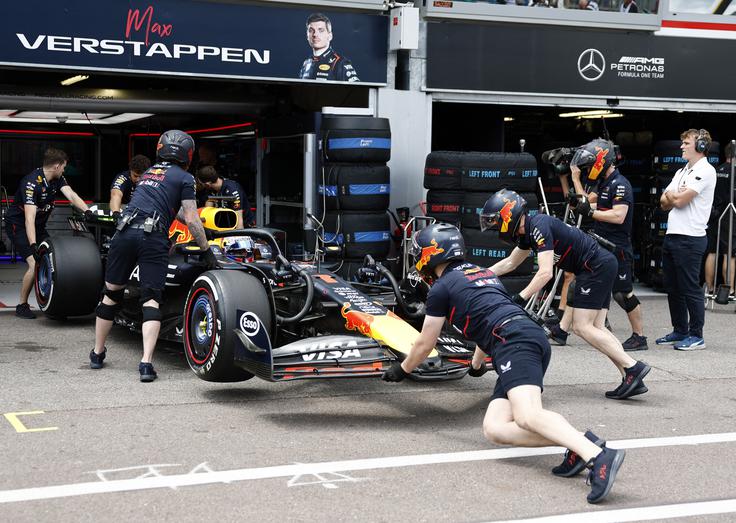 Verstappen meni, da lahko dva postanka že začinita dirko. | Foto: Reuters