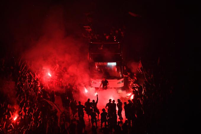 Rdeče bakle so zagorele, ko so pozno zvečer na osrednji trg v Milanu prišli tudi nogometaši. | Foto: Reuters