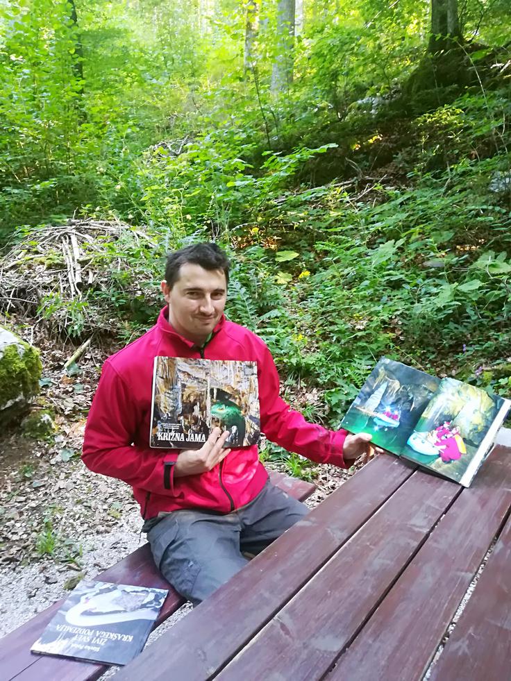 Gašper Modic Gašper Modic, predsednik Društva ljubiteljev Križne jame, je trenutno edini vodnik, usposobljen za vodenje najdaljšega, od šest in pol do sedem ur trajajočega ogleda Križne jame. | Foto: K. M.