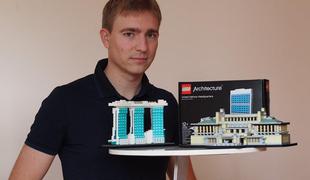 Slovenec, ki soustvarja lego kocke, ki jih sestavlja tudi sekretar ZN