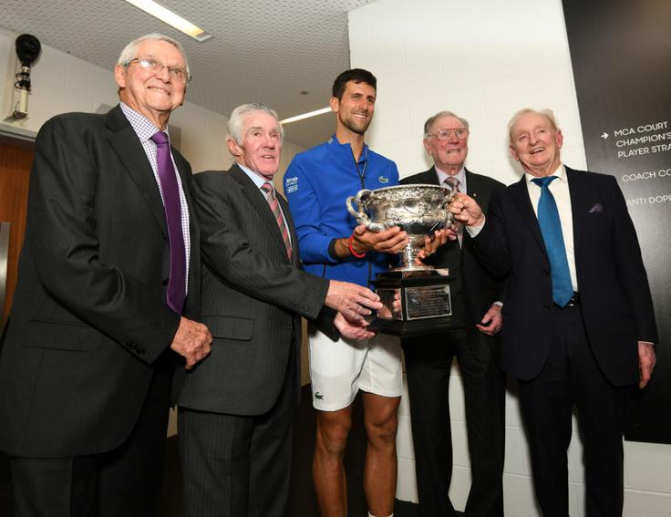 Novak Đoković na fotografiji s teniškimi legendami (Rod Laver, Frank Sedgman, Ken Rosewall in Roy Emerson). | Foto: Gulliver/Getty Images