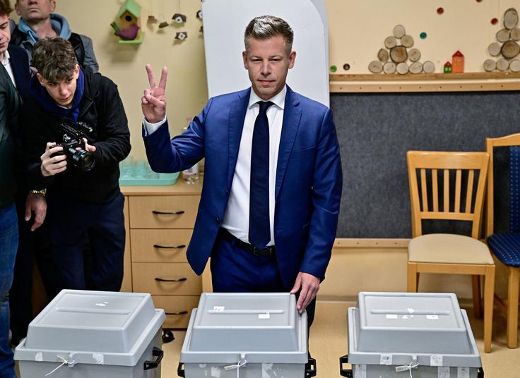 Vodja stranke Tisza Peter Magyar, ki mu večina raziskav javnega mnenja napoveduje zmago na volitvah, je svoj glas oddal v 12. okrožju Budimpešte. | Foto: Reuters
