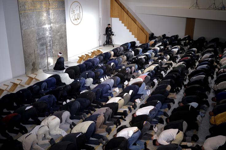 Osrednja bajramska slovesnost v Ljubljani, ki jo je vodil mufti Nevzet Porić. | Foto: STA