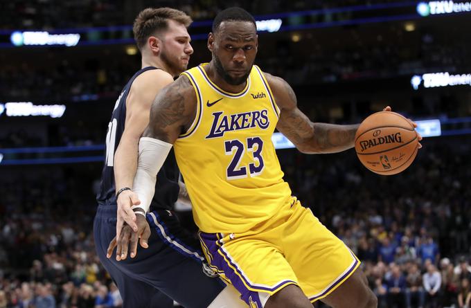 Na božični večer se bosta v ligi NBA pomerila Dallas (Luka Dončić) in prvak LA Lakers (LeBron James). | Foto: Reuters