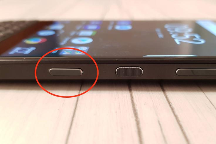 Kje je priročni gumb na telefonu BlackBerry Key2.  | Foto: Matic Tomšič