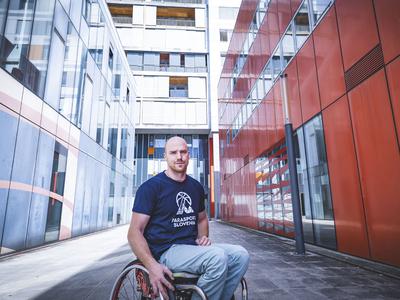 Navdihujoča zgodba Mateja Arha, ki ga nesreča in življenje na vozičku nista ustavila