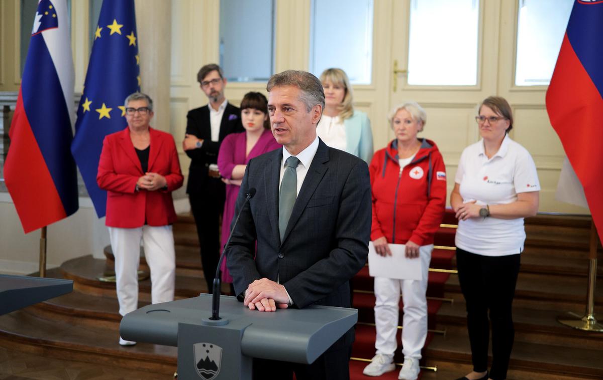 Srečanje Roberta Goloba z nevladnimi organizacijami | Robert Golob se je nevladnim organizacijam zahvalil za njihovo predanost in poudaril, da je vlada pripravljena poslušati ter okrepiti zavezništvo."Veselim se tega partnerstva, ker vem, da bo ne le poskrbljeno za tiste s potrebo po pomoči, ampak da bo celotna družba bolje delovala. V družbi, ki deluje, je življenje za vse nas toliko lepše," je dodal premier. | Foto Daniel Novakovič/STA