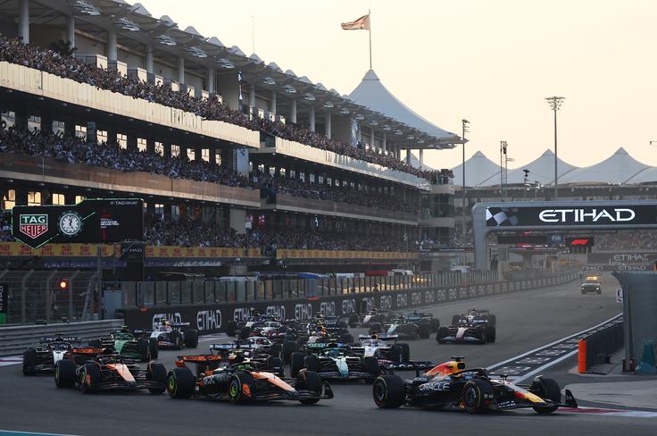 Štart zadnje dirke sezone v Abu Dabiju. | Foto: Reuters
