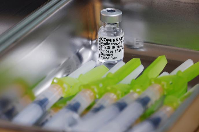 Pfizer cepivo | Podobno kot preostale EU-države tudi Slovenija nabavlja cepiva proti covid-19 prek skupnih javnih naročil EU, ki jih vodi Evropska komisija (EK). EK je v imenu držav članic pogodbo o predčasnem nakupu cepiva podpisala tudi z družbo Pfizer/BioNTech. | Foto Reuters