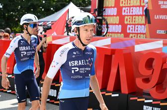 Ekipni kronometer UAE Emirates, Vingegaard spet v rdečem, kolesarji Israel-Premier Tech tarča protestnikov #video