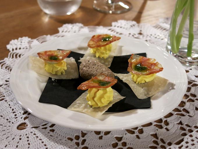Pozdrav iz kuhinje: popečena žolca s pestom na peni kurkume | Foto: Miha First