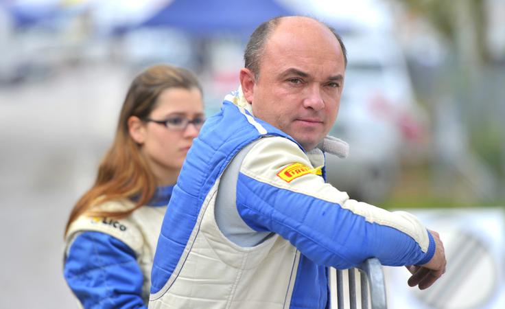Naslov državnega prvaka brani Darko Peljhan s sovoznico Tino Lazar in mitsubishi lancerjem EVO9. "V načrtu imam odpeljati vseh šest ali sedem relijev državnega prvenstva. Ker opravljam revizijo menjalnika za lancer EVOX, bom v Velenju vozil moj lancer devete generacije." | Foto: 