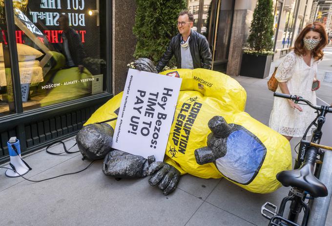 Domoljubni milijonarji so maja lani protestirali pred newyorškim domovanjem multimilijarderja Jeffa Bezosa, ki mu je v času pandemije premoženje precej zraslo. Na Bezosa pogosto letijo očitki, da plača premalo davkov. | Foto: Guliverimage/Vladimir Fedorenko