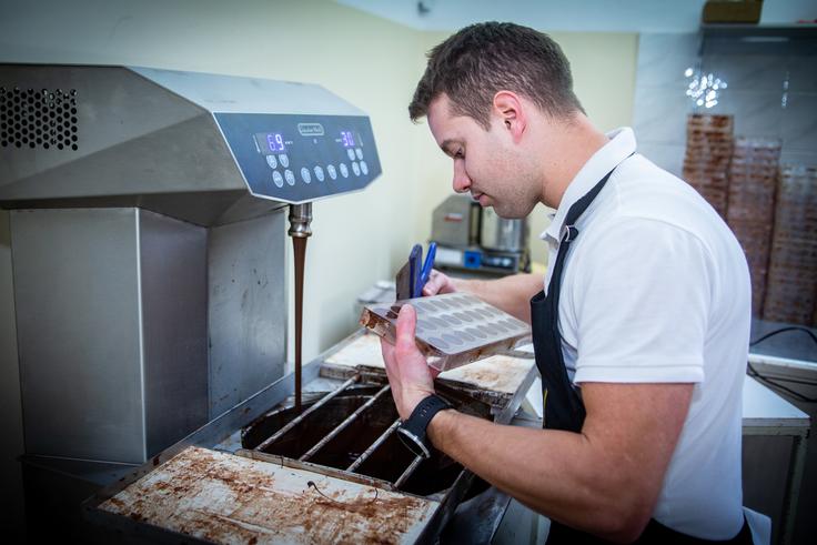 "Razmišljam o tem, da bi zaposlil še eno osebo, a moram zbrati pogum za ta korak. Vem, da potrebujem pomoč in da bo to dobro zame, nisem pa še tam. To je velika odgovornost, ki jo nosim tako jaz kot zaposleni." | Foto: Gaja Hanuna