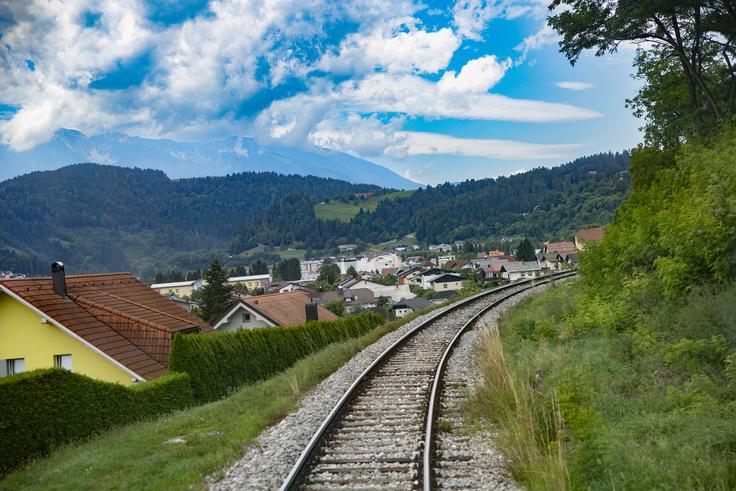 Železarna Prevalje, ki je bila ena izmed največjih proizvajalcev železniških tirov, vendar Družba Južne železnice pri gradnji koroške proge ni uporabila železniških tirov proizvedenih v železarni Prevalje, temveč so zgradili delavnico z livarno v Mariboru ter valjarno in martinarno za izdelavo tirnic v Andritzu pri Gradcu. | Foto: Ana Kovač