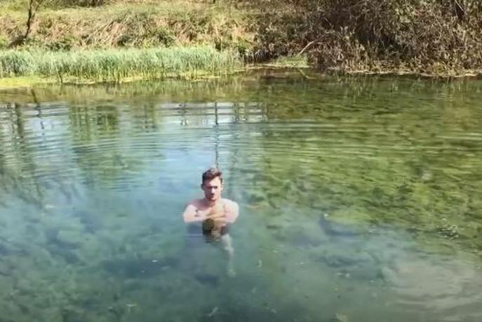 Plavanje v ledeno mrzli vodi: poskusi gledalcev #video